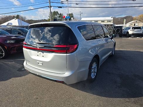 New 2026 Chrysler Pacifica Select image 7