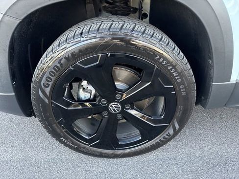 Certified 2025 Volkswagen Taos SE image 30