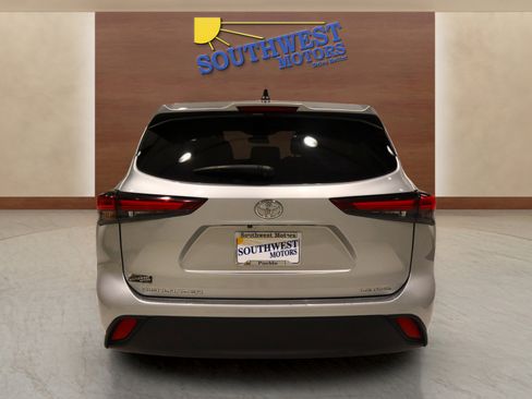 Used 2024 Toyota Highlander LE image 3