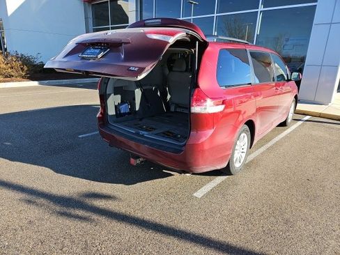 Used 2013 Toyota Sienna XLE image 16