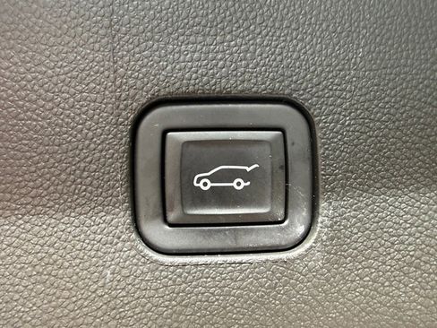 Used 2024 Buick Enclave Essence image 21