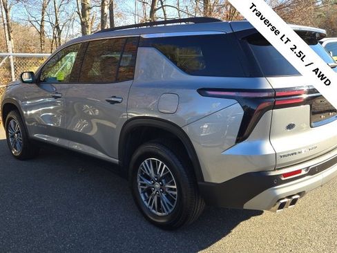 Used 2025 Chevrolet Traverse LT image 9