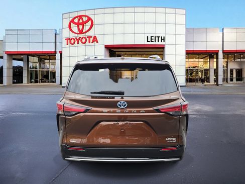 Used 2021 Toyota Sienna Limited image 6