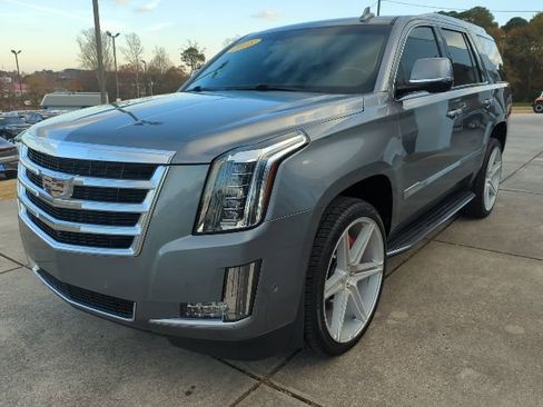 Used 2018 Cadillac Escalade Luxury image 3