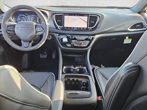 New 2027 Chrysler Pacifica Limited FWD image 15