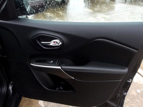 Used 2020 Jeep Cherokee Limited image 9