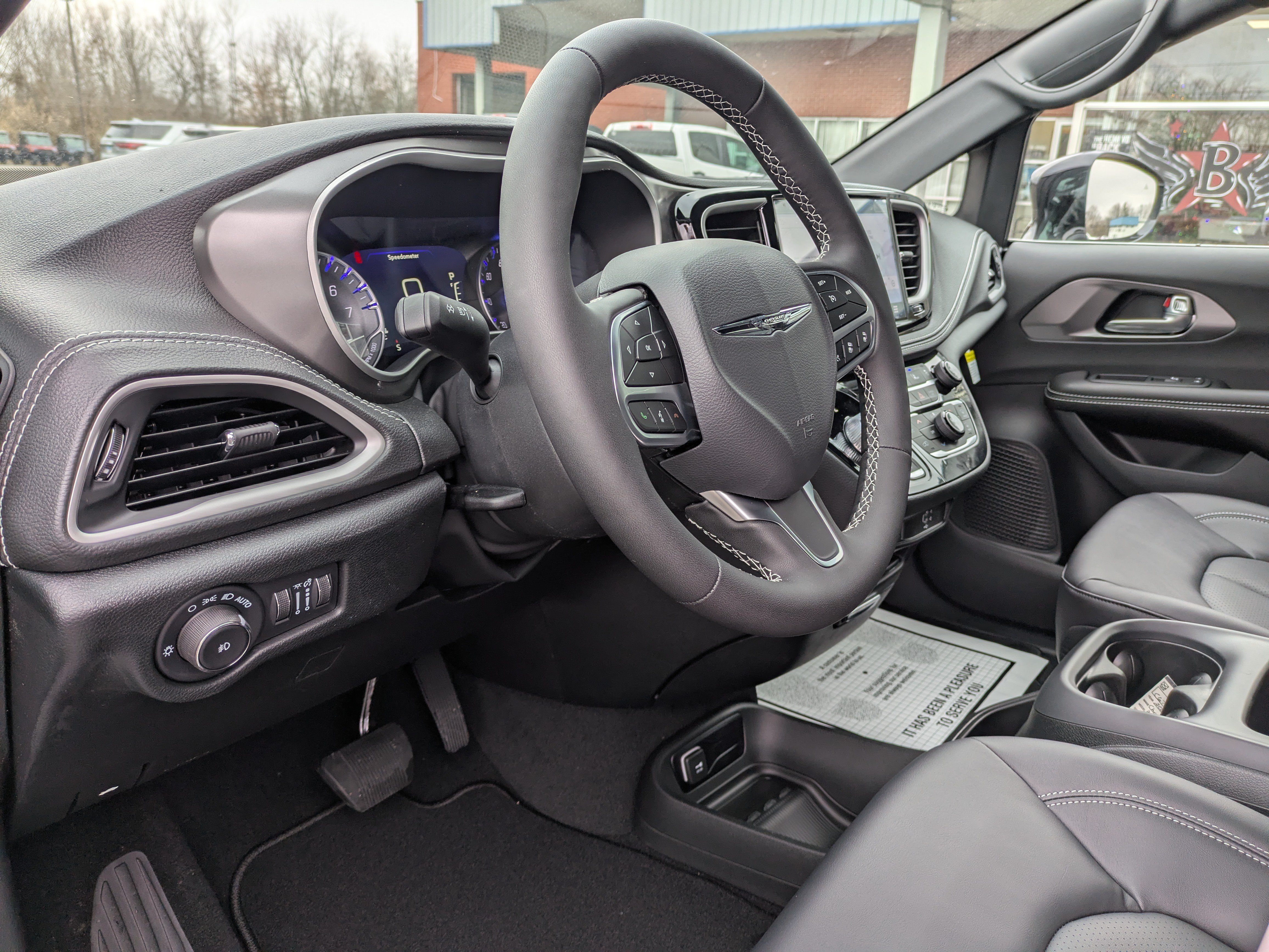 Used 2026 Chrysler Pacifica Select FWD image 13