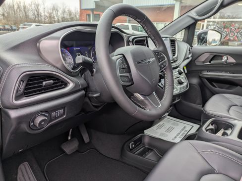 Used 2026 Chrysler Pacifica Select image 13