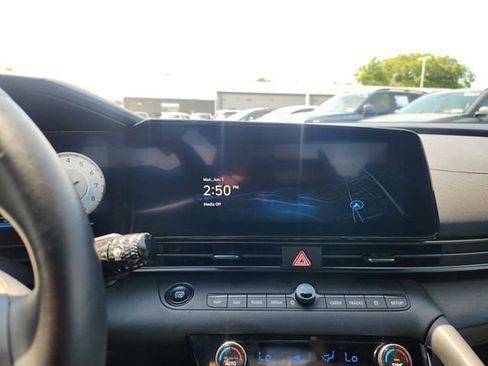 Used 2025 Hyundai Elantra SEL FWD image 19