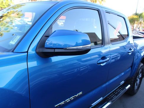 Used 2017 Toyota Tacoma TRD Sport w/ Premium & Technology Package image 13