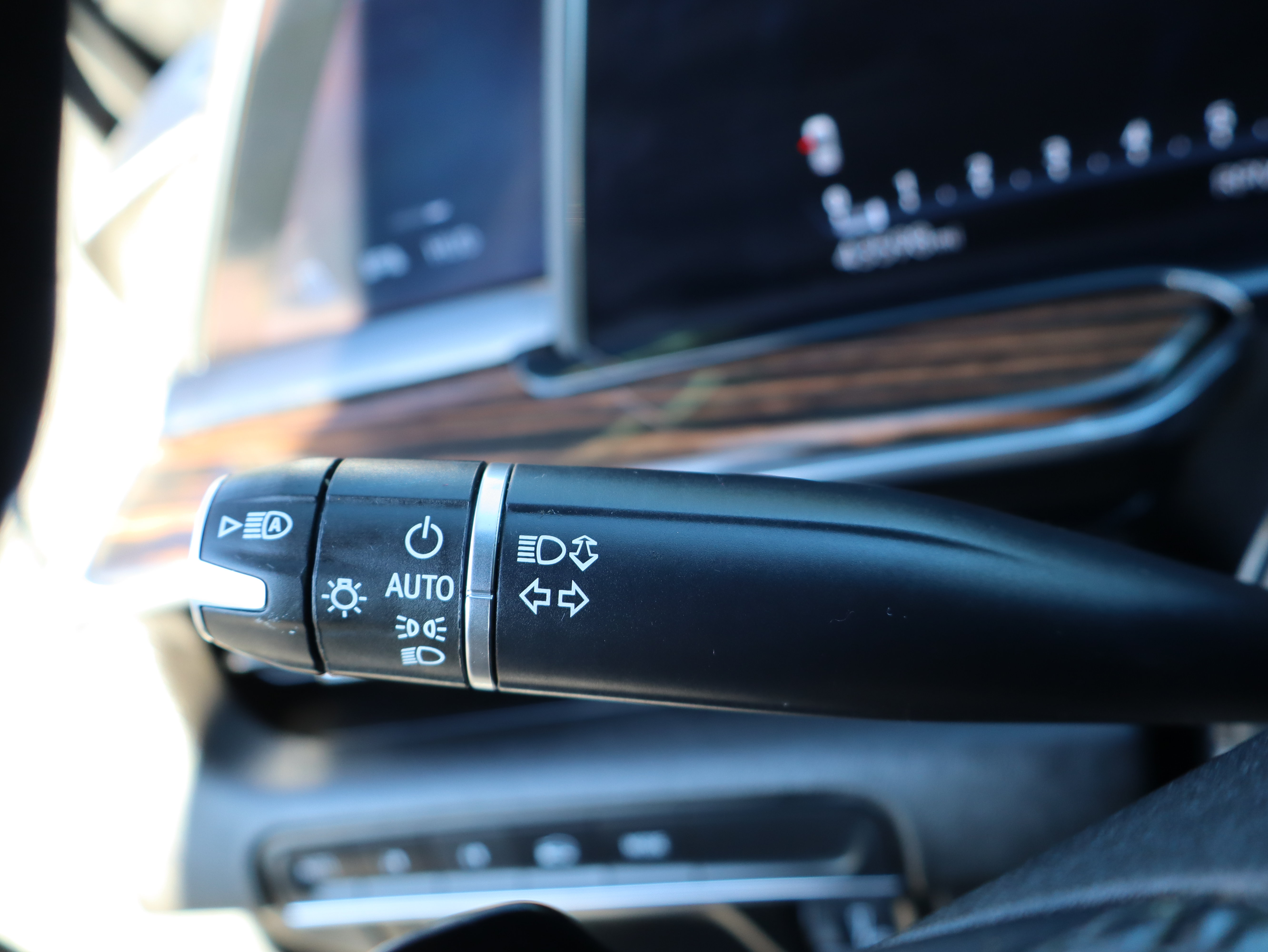 Used 2024 Cadillac Escalade ESV Premium Luxury AWD/4WD image 27