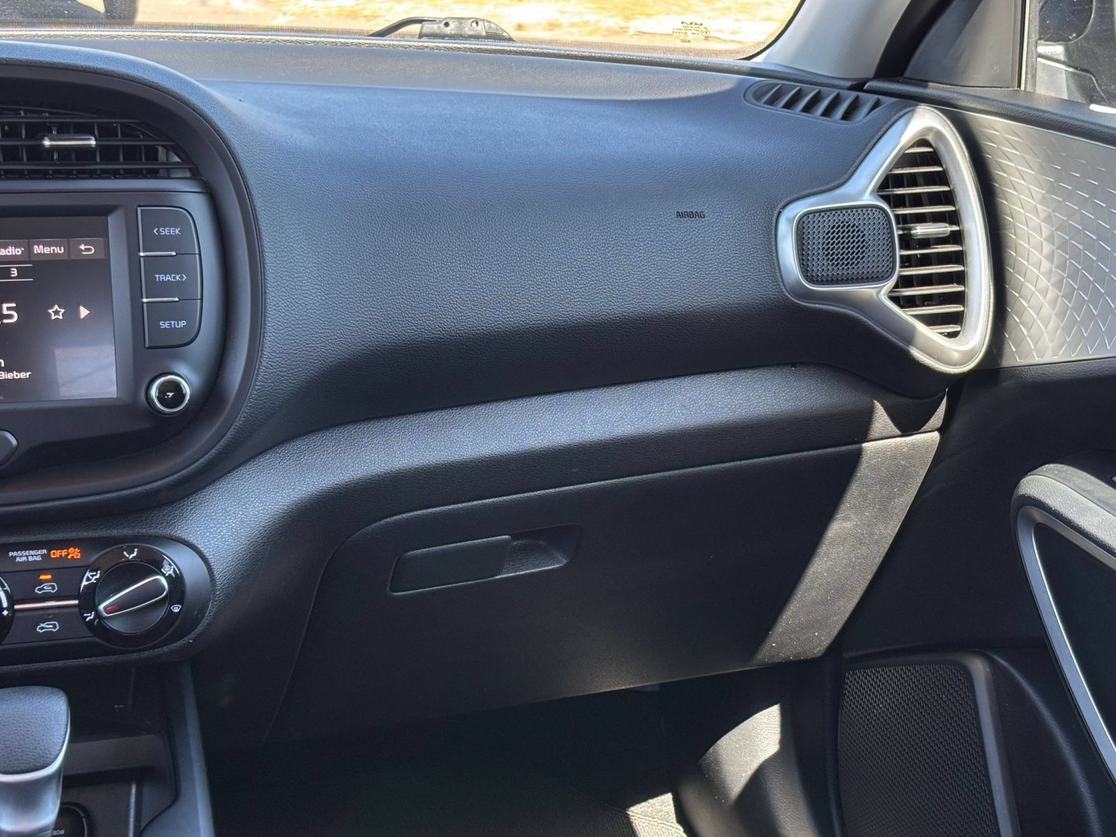 Used 2025 Kia Soul LX w/ LX Technology Package FWD image 32