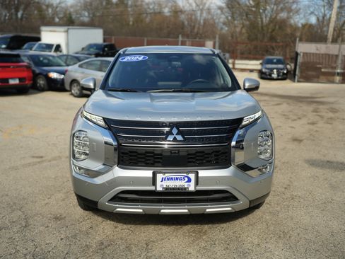 Used 2024 Mitsubishi Outlander AWD image 3