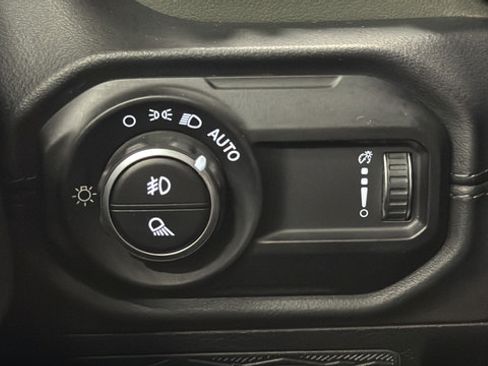 Used 2024 Jeep Gladiator Mojave w/ Technology Group AWD/4WD image 32