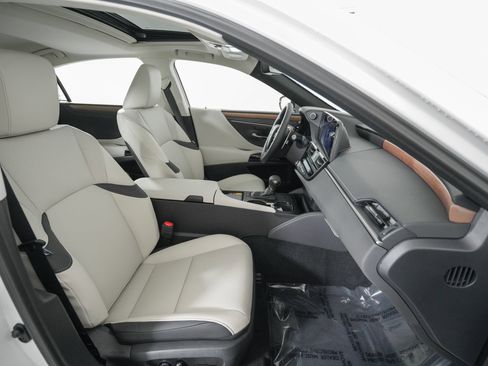 New 2025 Lexus ES 350 w/ Premium Package image 16