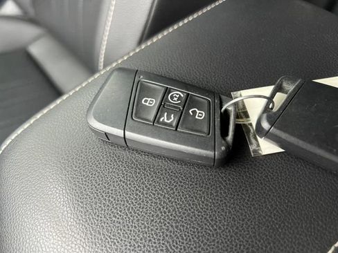 Used 2022 Volkswagen Tiguan SE image 33