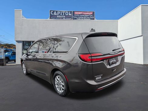 Used 2023 Chrysler Pacifica Touring-L FWD image 4