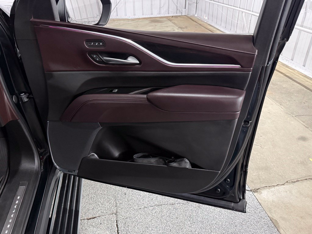 Used 2023 Cadillac Escalade ESV Sport Platinum w/ Heavy-Duty Trailer Package AWD/4WD image 33