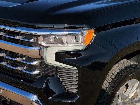 Used 2022 Chevrolet Silverado 1500 LTZ w/ Z71 Off-Road Package image 9