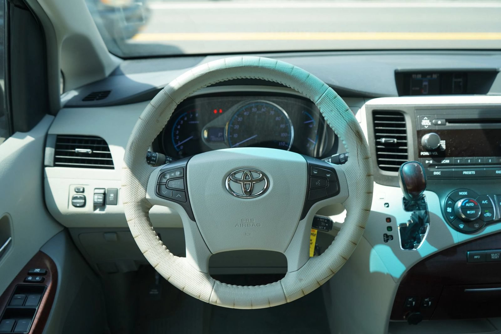 Used 2012 Toyota Sienna XLE FWD image 16