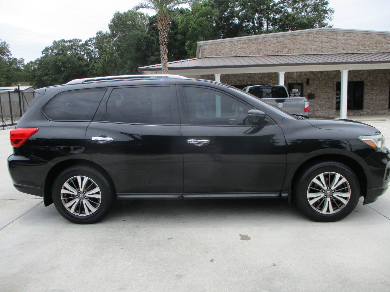 Used 2017 Nissan Pathfinder SV FWD image 8