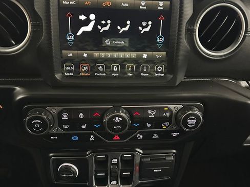 Used 2022 Jeep Wrangler Unlimited Sahara w/ Cold Weather Group AWD/4WD image 22