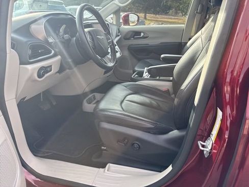 Used 2020 Chrysler Pacifica Touring-L image 14