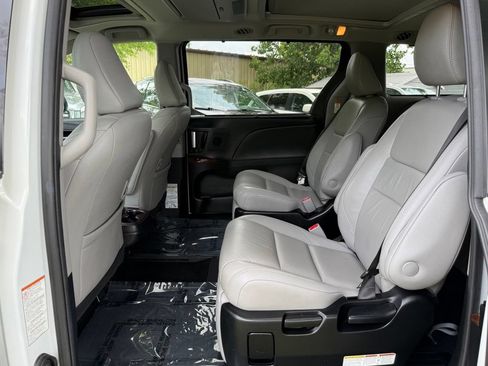 Used 2018 Toyota Sienna Limited Premium FWD image 18