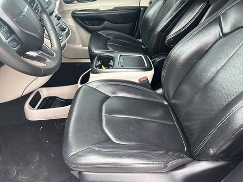 Used 2022 Chrysler Pacifica Touring-L FWD image 14