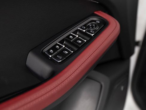 Certified 2026 Porsche Macan AWD/4WD image 21