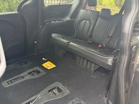 Used 2022 Chrysler Pacifica Limited w/ Uconnect Theater Family Group FWD image 8