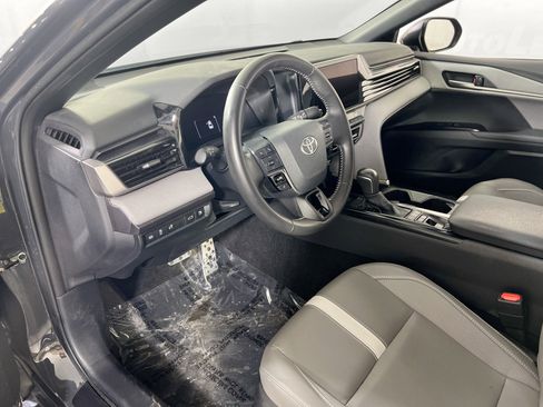Used 2025 Toyota Camry SE image 9