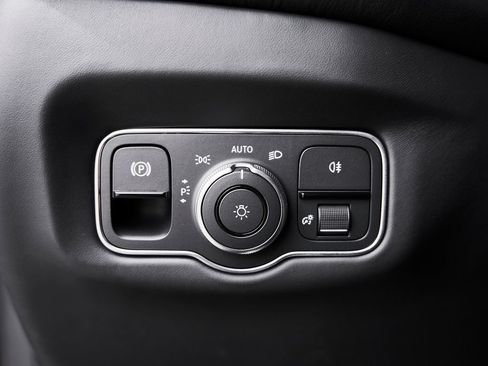 Used 2023 Aston Martin V8 Vantage Coupe RWD image 39