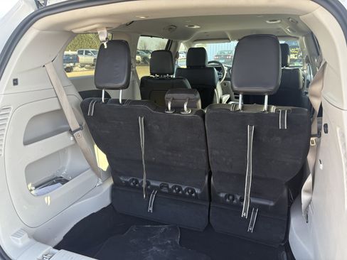 Used 2024 Chrysler Pacifica Touring-L image 14