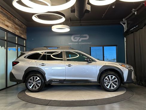 Used 2025 Subaru Outback Premium AWD/4WD image 2