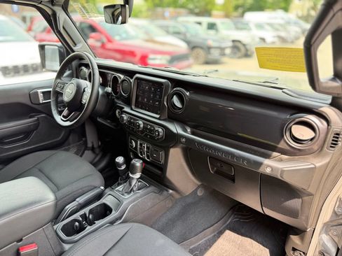 Used 2022 Jeep Wrangler Unlimited Sport AWD/4WD image 17