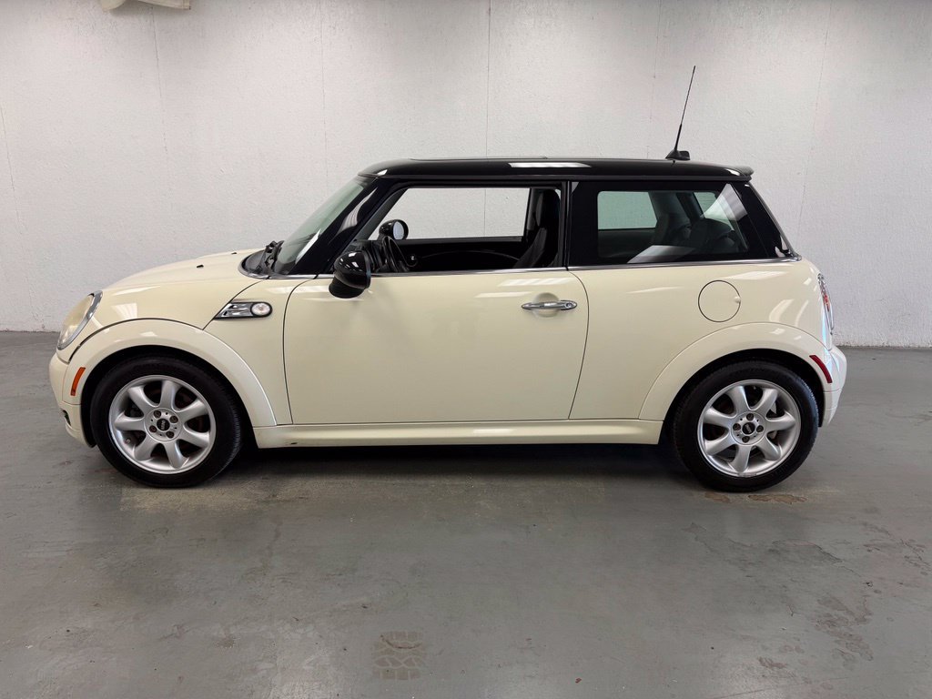 Used 2010 MINI Cooper Hardtop FWD image 2