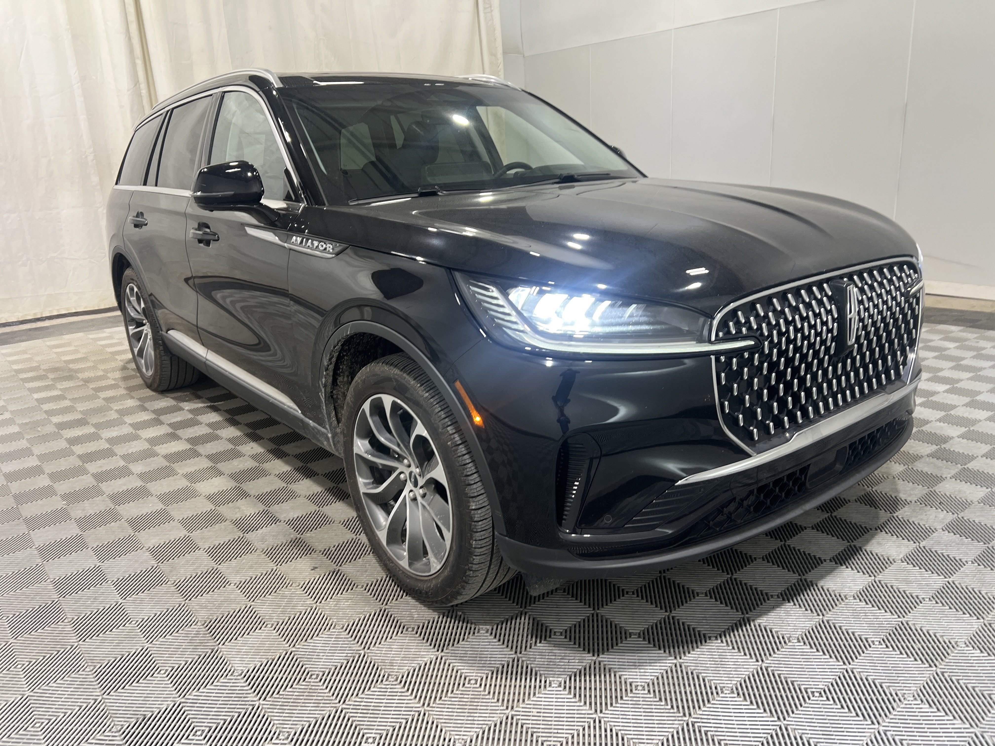 Used 2025 Lincoln Aviator Reserve AWD/4WD image 4