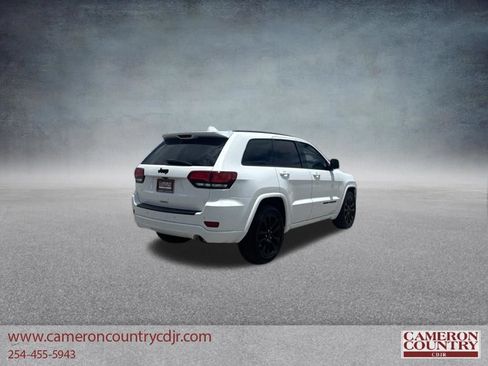 Used 2020 Jeep Grand Cherokee Altitude RWD image 3