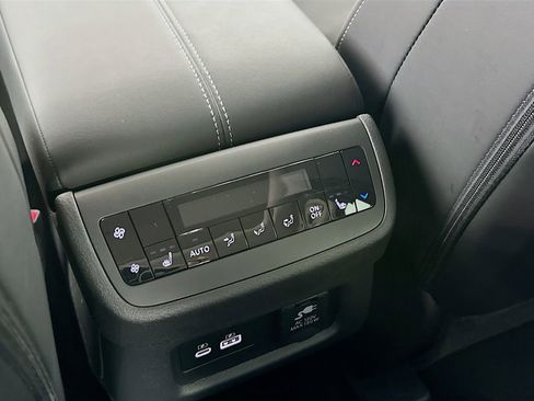 New 2025 Nissan Pathfinder Platinum image 34