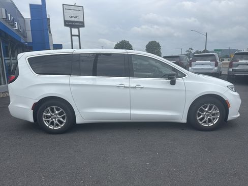 Used 2024 Chrysler Pacifica Touring-L FWD image 2