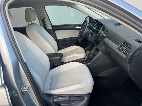 Used 2021 Volkswagen Tiguan SE w/ Panoramic Sunroof Package FWD image 33