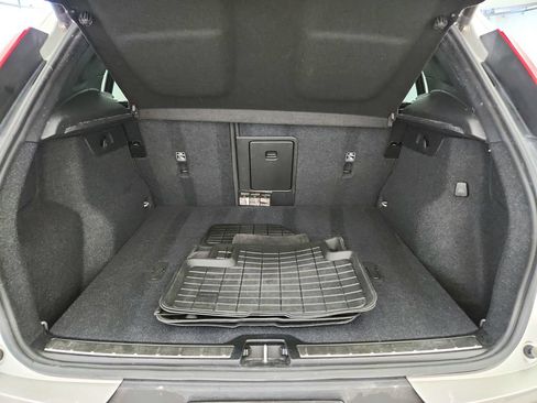 Used 2024 Volvo XC40 B5 Plus AWD/4WD image 32
