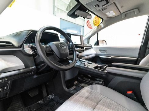 Certified 2025 Toyota Sienna LE FWD image 4
