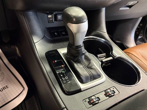 Used 2018 Toyota Highlander Limited AWD/4WD image 24