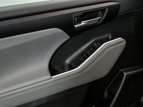 Used 2022 Toyota Highlander XLE image 9