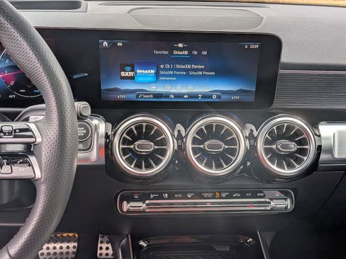 Certified 2025 Mercedes-Benz GLB 250 4MATIC image 22