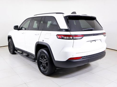 Used 2023 Jeep Grand Cherokee Laredo AWD/4WD image 3