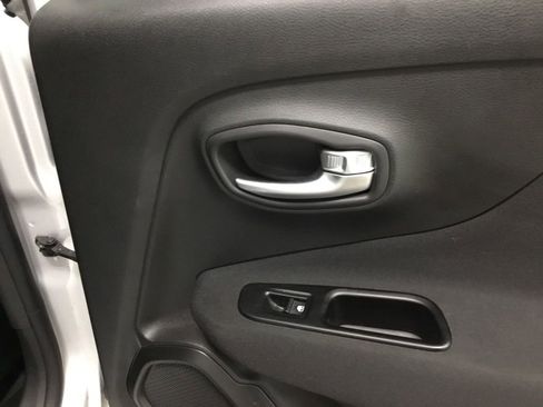 Used 2020 Jeep Renegade Latitude w/ Cold Weather Group AWD/4WD image 19