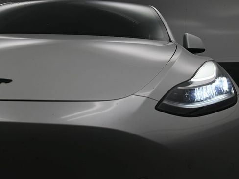 Used 2021 Tesla Model Y Long Range image 16